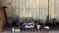 Beberapa orang pencari suaka mengalami pusing dan gatal-gatal karena alergi. Selain itu, ada perempuan lanjut usia yang memiliki tekanan darah tinggi.