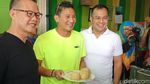 Kompaknya Sandi dan Cagub-Cawagub Sumsel Sarapan Pempek