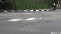 Salah seorang saksi bernama Hendra mengatakan ada adu mulut antara biker moge dengan pengendara SUV. Namun hal itu dilerai oleh rekan moge dan warga sekitar. (Foto: Ibnu Hariyanto/detikcom)