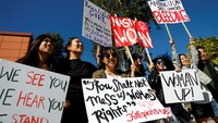Mereka mengecam kebijakan Trump yang dianggap tidak mendukung perempuan.