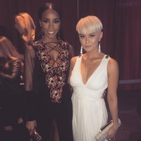 Saat menghadiri American Music Awards 2017, Agnez Mo sempat berfoto bersama mantan personel Destinys Child Kelly Rowland. (Foto: Instagram)