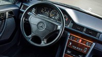 Mobil mengusung mesin V8 dengan bagian interior berwarna abu-abu.  Foto: Istimewa