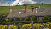 Situs booking.com merilis 6 Penginapan di Puncak Tertinggi Dunia. Dimulai dengan Hotel Hacienda El Porvenir yang dekat dari Taman Nasional Cotopaxi, di Ekuador. Hotel ini berada di ketinggian 3.600 mdpl dan terlihat panorama pegunungan salju (booking.com)