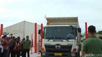 Berdasarkan pantauan detikFinance di lokasi, Jokowi tampak duduk di samping supir truk. Truk yang ditumpangi pun berwarna putih senada dengan warna helm dan kemeja yang dikenakan Jokowi.