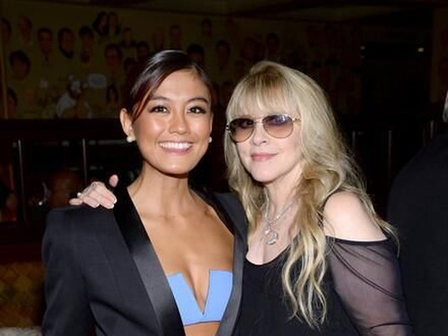 Agnez Mo saat foto bareng penyanyi legendaris Stevie Nicks dari band Fleetwood Mac. (Foto: Instagram)
