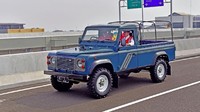 Pada November 2017 lalu, Jokowi meresmikan Tol Becakayu seksi 1B dan 1C. Jokowi kemudian menumpagi Land Rover Defender County tahun 1989 berwarna biru dengan plat nomor RI 1. Istimewa/Agus Suparto/Biro Pers Setpres.