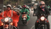 Meski hujan, Kevin Julio tidak mengurungkan niatnya untuk bertemu Jokowi. Foto: Instagram Kevin Julio