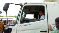 Ini momen saat presiden Jokowi naik ke dalam truk untuk menjajal Tol Bakauheni.