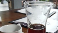 Sedangkan seduhan kopi Garut lebih lembut dan ringan rasanya. Disajikan dalam botol kaca tinggi sehingga tetap hangat saat dinikmati di cangkir kopi.Foto: detikfood