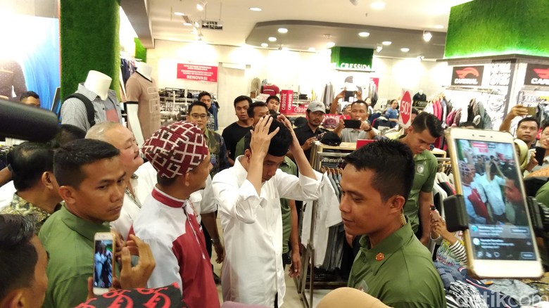 Tak Mau Dihadiahi, Jokowi Lebih Pilih Beli Peci dari Pedagang ini Tak Mau Dihadiahi, Jokowi Lebih Pilih Beli Peci dari Pedagang ini