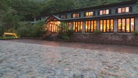 Belmond Sanctuary Lodge di Peru berada di ketinggian 2.350 mdpl. Hotel ini cukup strategis, sebab dekat dari kawasan Machu Picchu. Dari dalam kamar, siap-siap terpana dengan lebatnya hutan tropis khas Amerika Latin (booking.com)