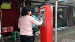 Foto: Warga Kembali Bayar Parkir Lewat Mesin di Jl Sabang