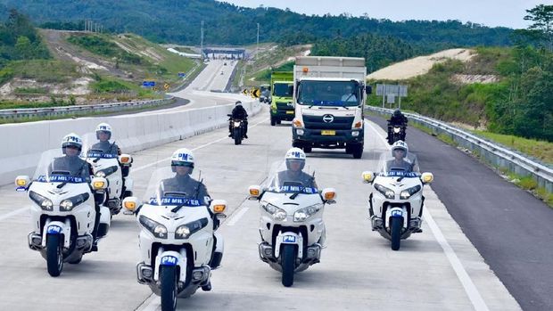 Jokowi saat meresmikan Tol Bakauheni-Terbanggi Besar