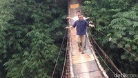 Anies ketika meninjau dan menjajal jembatan mengerikan di Jagakarsa, Jakarta Selatan. Anies menyebut jembatan itu seperti di film Indiana Jones (Foto: Ibnu Hariyanto/detikcom)
