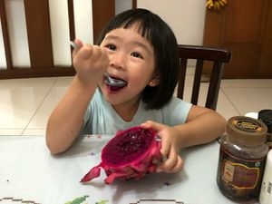 Lihat Lahapnya Anak-anak Ini Makan Buah, Bikin Ingin Makan Juga