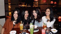 Bersama teman-temannya, Isyana hang out di sebuah restoran. Di depannya ada makanan dan minuman yang siap dilahap. Foto: Instagram isyanasarasvati