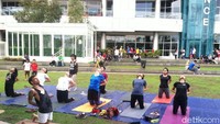 Peserta yang mengikuti yoga terlihat serius sekali mempraktikkan gerakan yang sudah dicontohkan oleh instruktur. Foto: Hanna/detikHealth