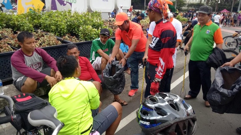 3 Bulan Bersih Sampah, Aksi Pungut Sampah Digelar di CFD Bundaran HI 3 Bulan Bersih Sampah, Aksi Pungut Sampah Digelar di CFD Bundaran HI