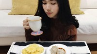 Mau ngintip menu berbuka puasa Isyana? Ini dia menunya mulai dari kurma, kue, buah dan dimsum. Ramadhan has always been so much fun and special! The perfect time to be spreading love and happiness. Tetap manis dan fresh sampai waktu berbuka! tulis Isyana. Foto: Instagram isyanasarasvati