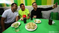 Ini momen saat Wakil Gubernur DKI Jakarta Sandiaga Uno saat asyik swafoto bersama Cagub-Cawagub Sumatera Selatan Aswari Rivai dan Irwansyah.