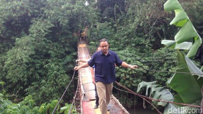 Foto: Ekspresi Anies saat Susuri Jembatan Ngeri di Jagakarsa