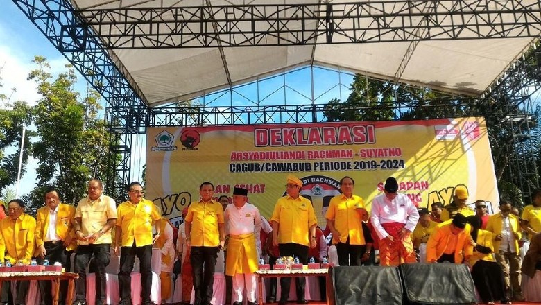 Deklarasi di CFD, Incumbent Riau Bagi 10 Ribu Porsi Sarapan Gratis Deklarasi di CFD, Incumbent Riau Bagi 10 Ribu Porsi Sarapan Gratis
