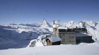 Swiss punya hotel di atas langit. Inilah 3100 Kulmhotel Gornergrat, yang berada di Zermatt dan di atas ketinggian 3.099 mdpl. 3100 Kulmhotel merupakan hotel dengan lokasi tertinggi di Pegunungan Alpen. Hotelnya menawarkan pemandangan menakjubkan dari 29 puncak pegunungan Alpen dengan ketinggian sekitar 4.000 meter (booking.com)