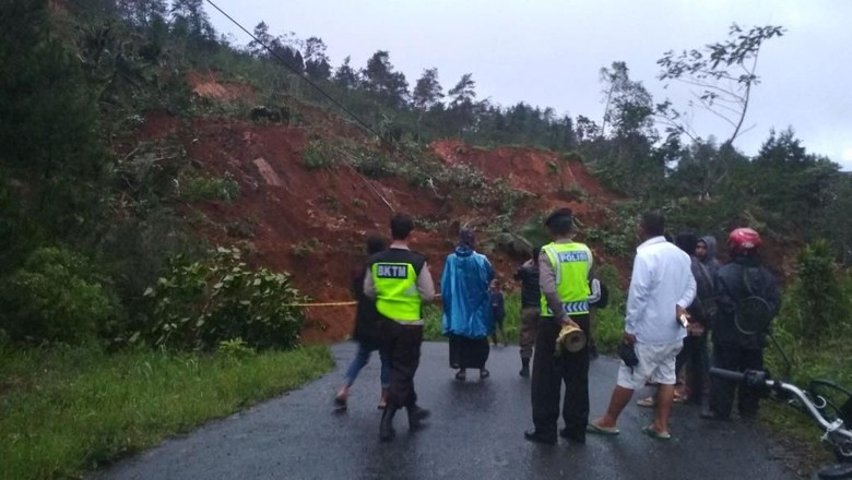 Longsor Timbun Jalur Utama Sepanjang 200 Meter di Trenggalek Longsor Timbun Jalur Utama Sepanjang 200 Meter di Trenggalek
