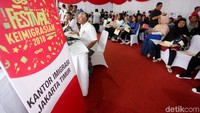 Antusiasme warga untuk pembuatan paspor cukup baik. Terlihat sejak jam 5 pagi sejumlah warga sudah mengantre di lokasi.
