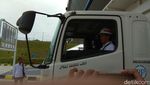 Nih Gaya Jokowi Naik Truk Jajal Tol Bakauheni