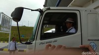 Sebelum menumpangi truk, Jokowi tampak melihat langsung kesiapan fasilitas pembayaran di gerbang tol tersebut. Hasilnya, seluruh pintu di gerbang tol tersebut sudah menerapkan pembayaran non tunai.