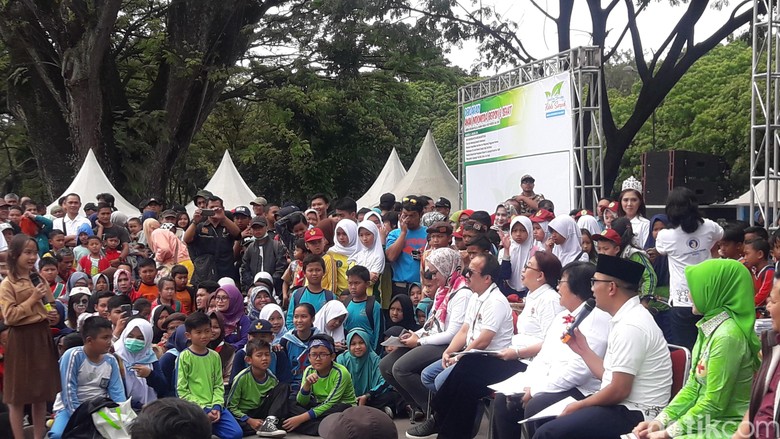 KLHK Ajari Ribuan Pelajar di Bandung Kelola Sampah KLHK Ajari Ribuan Pelajar di Bandung Kelola Sampah