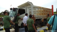 Presiden Joko Widodo (Jokowi) pagi ini menjajal langsung ruas Tol Bakauheni-Terbanggi Besar Segmen Pelabuhan Bakauheni-Simpang Susun Bakauheni menggunakan truk.