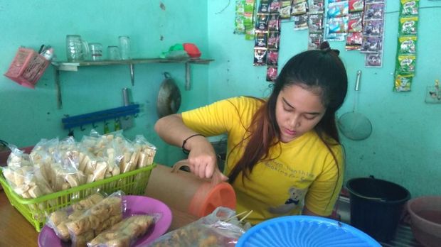 Resta membuka Warkop Pesek sejak 2 bulan lalu