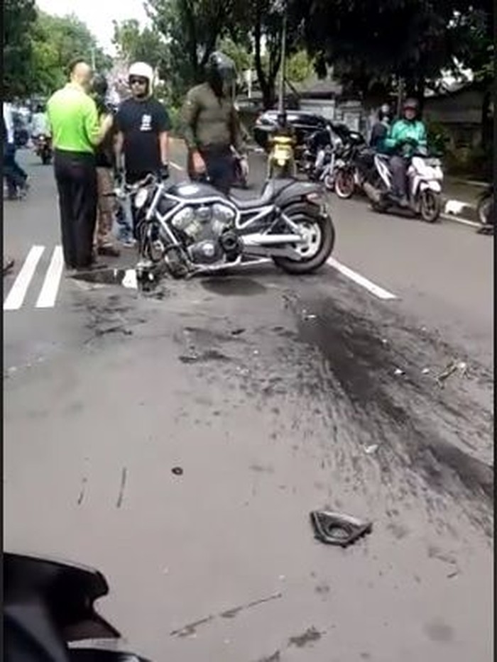 Heboh Kecelakaan Moge VS Mobil, Sopir Mobil Dipukul