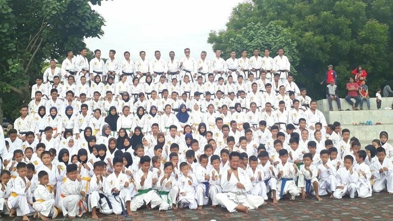 Kenang Meninggalnya 26 Atlet INKAI, 300 Karate-ka Tabur Bunga Kenang Meninggalnya 26 Atlet INKAI, 300 Karate-ka Tabur Bunga