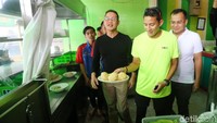 Setelah itu, Sandi tampak berjalan menuju ke meja makan. Dia mengajak untuk sarapan bersama.