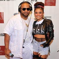 Ini Agnez Mo dengan rapper dan produser musik kenamaan asal AS, Timbaland. Hits Coke Bottle milik Agnez Mo merupakan ciptaan Timbaland. (Foto: Getty Images)