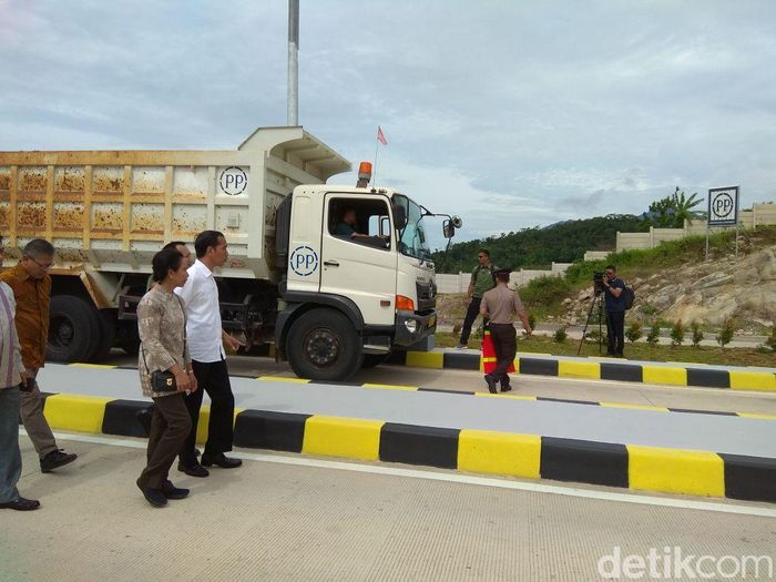 Nih Gaya Jokowi Naik Truk  Jajal Tol Bakauheni Foto 8