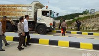Truk yang dinaiki Jokowi adalah jenis truk pengangkut pasir (dump truk) yang biasa ada di proyek infrastruktur. Terlihat ada stiker logo PTPP di truk tersebut.