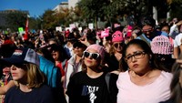 Ini penampakan para perempuan yang turun ke jalan di Los Angeles. Sebagian dari mereka memakai pussy hat yang dirajut sendiri