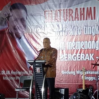 Try Sutrisno dalam sebuah acara PKPI.