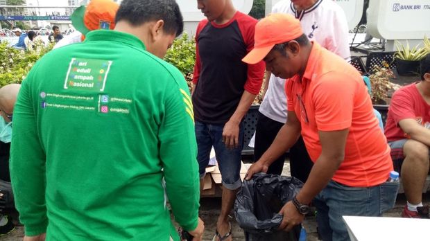 3 Bulan Bersih Sampah, Ada Aksi Pungut Sampah di CFD Bundaran HI