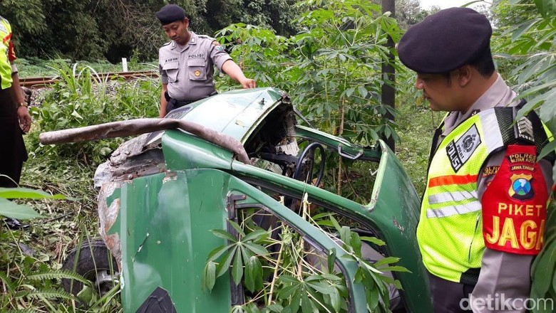 Tangki Loko Rusak Akibat Tabrak Pikap, PT KAI Minta Ganti Rugi Tangki Loko Rusak Akibat Tabrak Pikap, PT KAI Minta Ganti Rugi