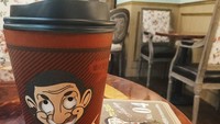 Menyesap kopi hangat, gelas yang dipakai punya gambar Mr. Bean yang lucu. Foto: Instagram isyanasarasvati
