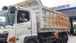Momen Jokowi Naik Truk di Tol Bakauheni