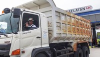 Presiden Joko Widodo menaiki truk untuk melakukan uji coba Tol Pelabuhan Bakauheni-Terbanggi Besar seksi satu seusai diresmikan, di Bakauheni, Lampung, Minggu (21/1) (Foto: ANTARA FOTO/Rivan Awal Lingga)