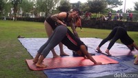 Akhirnya, berhasil juga gerakan yang diinginkan. Kelompok yoga ini terlihat kompak sekali bukan? Tidak hanya pesertanya tapi instrukturnya juga memberikan semangat agar terus melakukan gerakan yoga. Foto: Hanna/detikHealth
