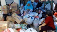 Warga nampak membantu mengumpulkan bantuan untuk disalurkan kepada para pencari suaka.