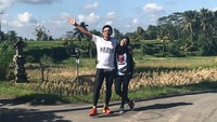 Tak jarang pula sang suami memposting foto saat berolahraga dengan dirinya. Foto: Instagram @iamkumbre